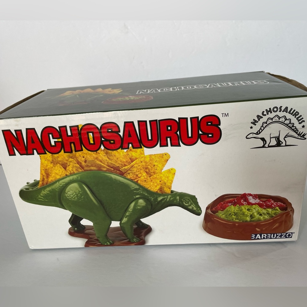 Nachosaurus snack dip and dish set.